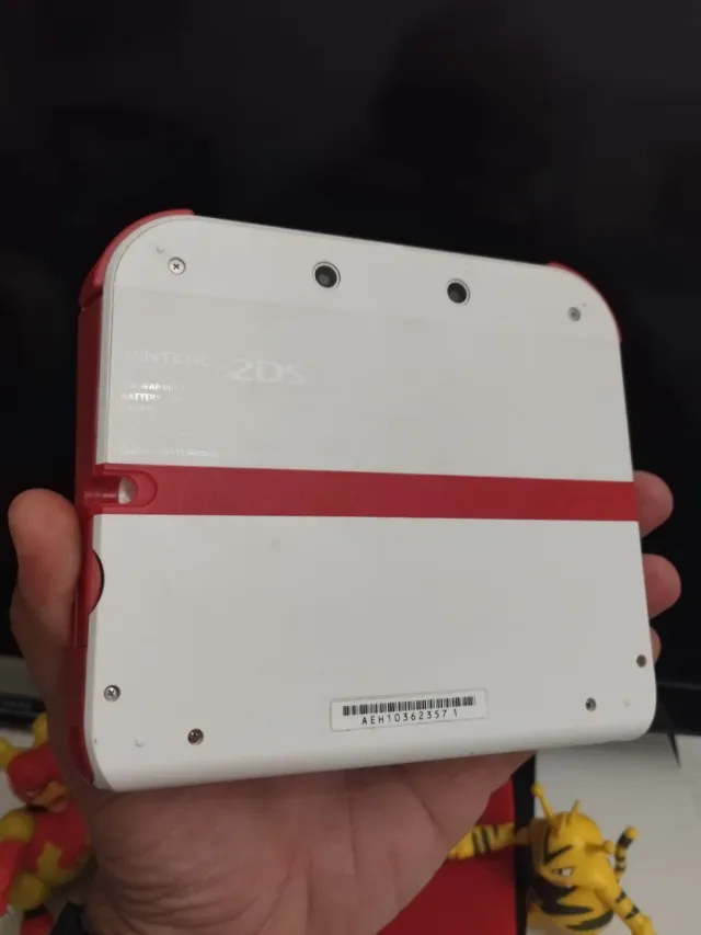 Nintendo 2DS Bianca con Caricabatterie e Custodia