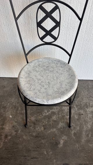 Silla de hierro con asiento de madera