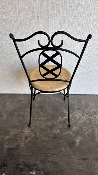 Silla de hierro con asiento de madera