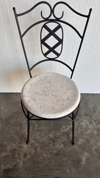 Silla de hierro con asiento de madera