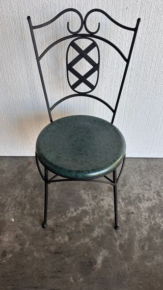 Silla de hierro con asiento de madera