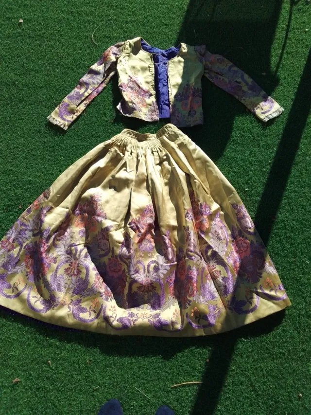 Traje regional seda oro y morado