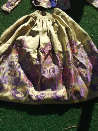 Traje regional seda oro y morado