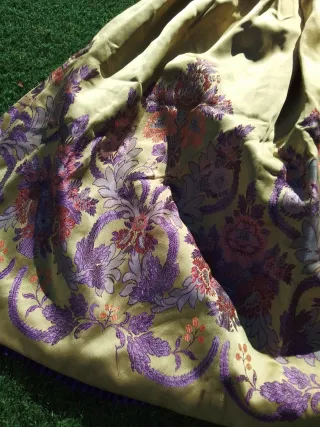 Traje regional seda oro y morado