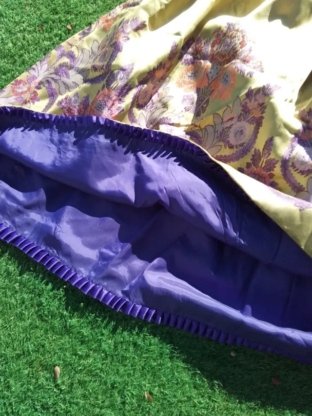 Traje regional seda oro y morado