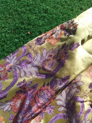 Traje regional seda oro y morado