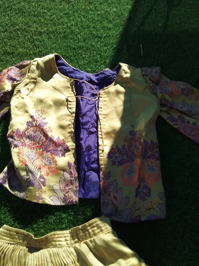 Traje regional seda oro y morado