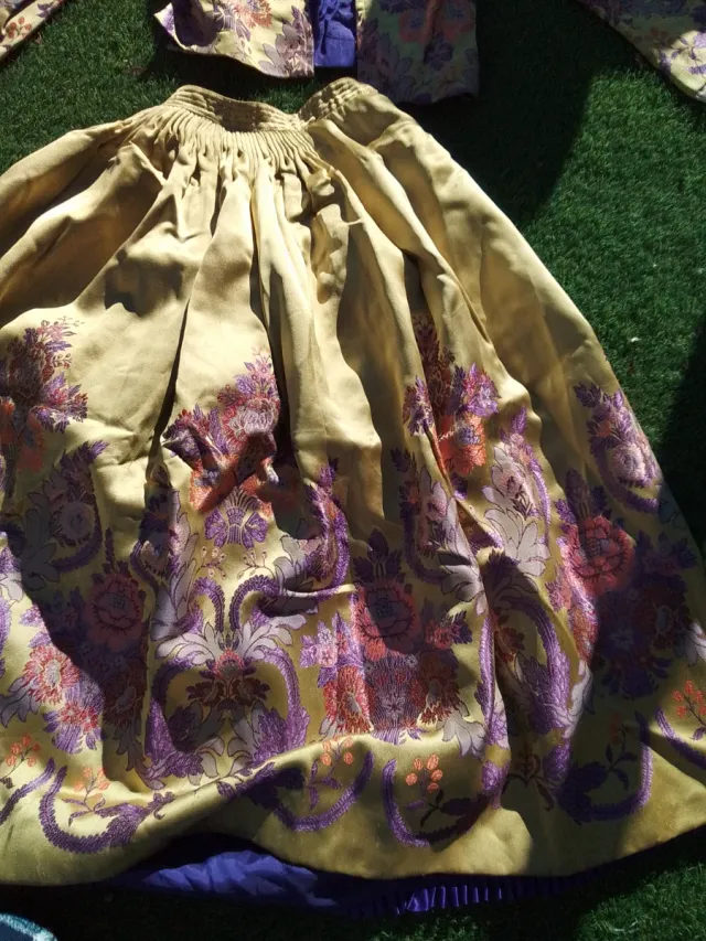 Traje regional seda oro y morado