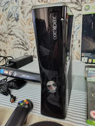 Xbox 360 Slim + 15 juegos fisicos + Accesorios