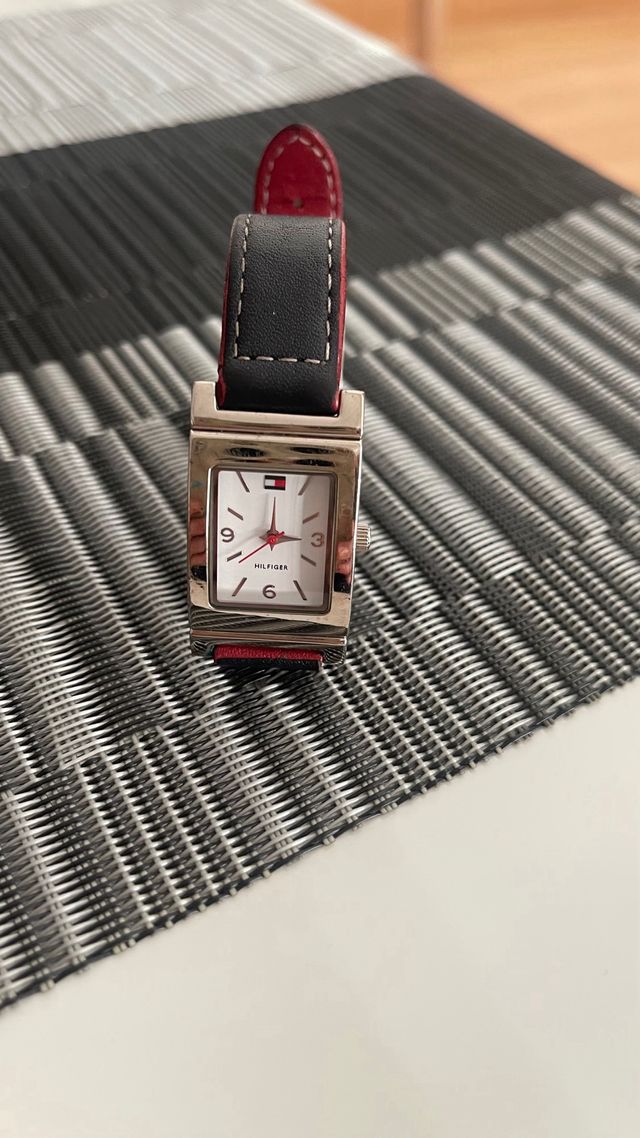 Reloj Tommy Hilfiger Negro y Rojo