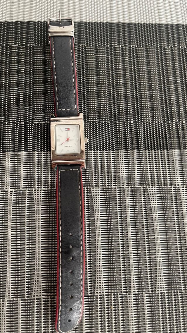 Reloj Tommy Hilfiger Negro y Rojo