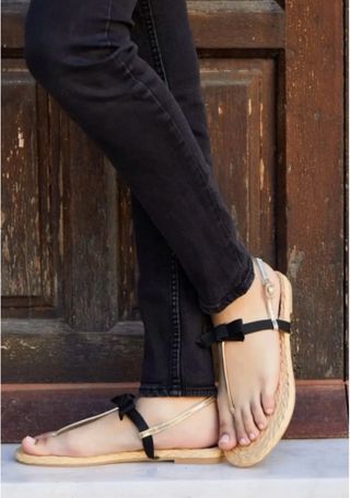 Sandalias planas doradas y negras sin estrenar