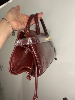 Bellissima Borsa Rossa con Dettagli Oro