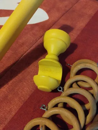 Barra cortinas y anillas amarillas de madera