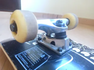 Monopatín de madera con diseño.