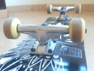 Monopatín de madera con diseño.