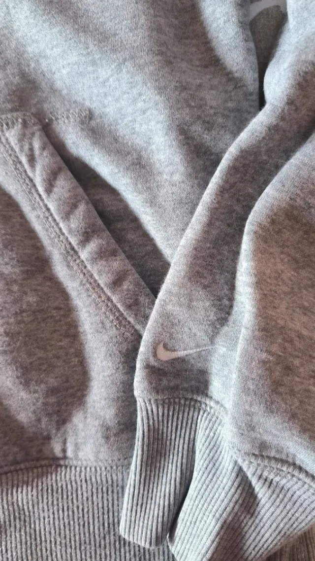 Sudadera Nike Gris con Logo Rosa