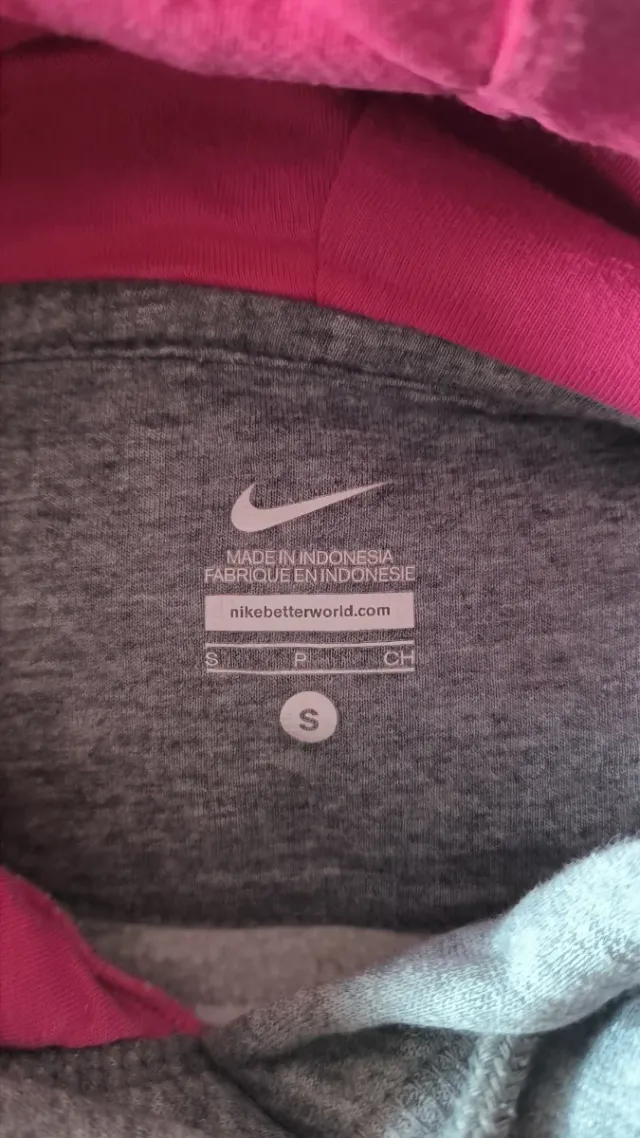 Sudadera Nike Gris con Logo Rosa