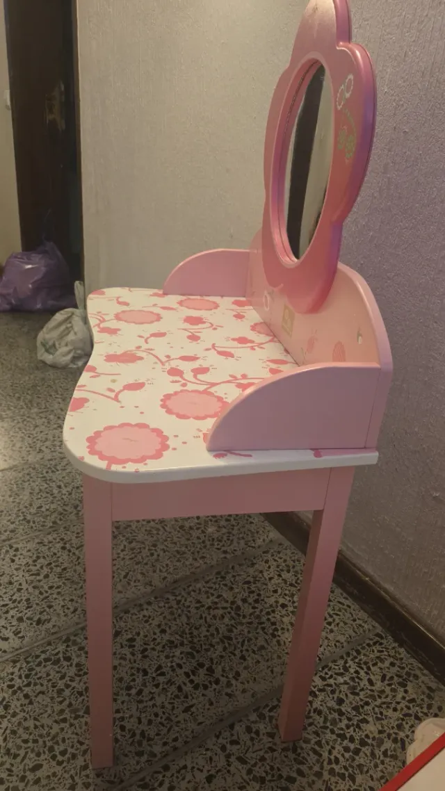 Tocador infantil rosa con espejo