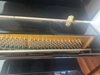 Piano negro brillante con banqueta