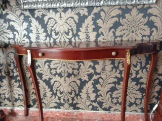 Consola clásica madera marrón y dorada