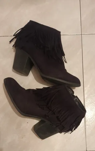 Botines negros con flecos