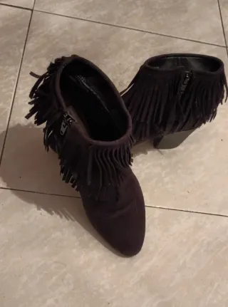 Botines negros con flecos