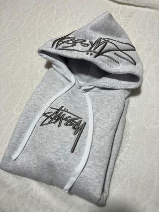 Sudadera Stussy Gris con Logo Bordado