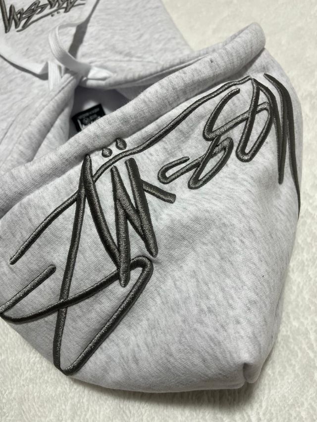 Sudadera Stussy Gris con Logo Bordado