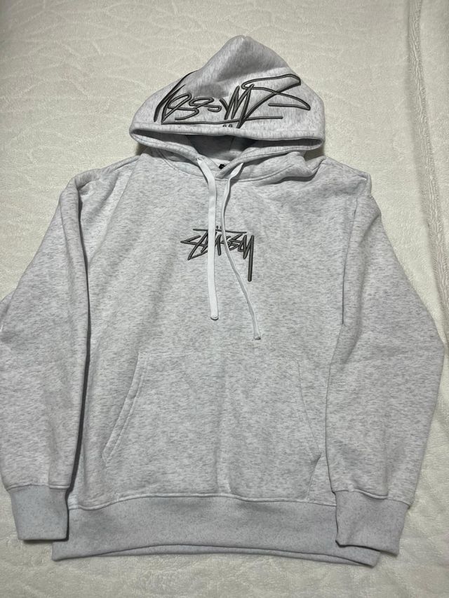 Sudadera Stussy Gris con Logo Bordado