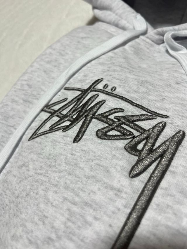 Sudadera Stussy Gris con Logo Bordado