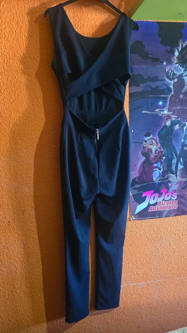 Mono negro elegante con escote cruzado