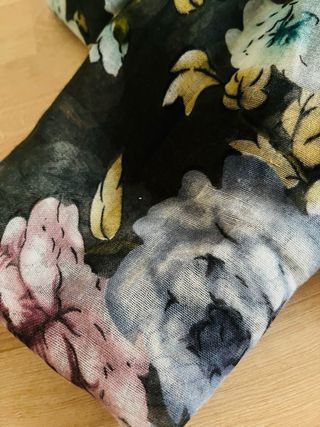 Pañuelo estampado flores negro multicolor