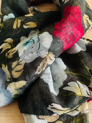 Pañuelo estampado flores negro multicolor