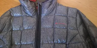 Plumas ligero Quechua gris y rojo