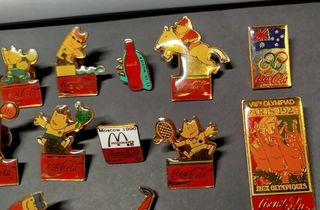Collezione di 18 spille commemorative Coca Cola BCN92