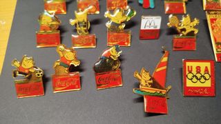 Collezione di 18 spille commemorative Coca Cola BCN92