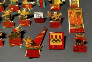 Collezione di 18 spille commemorative Coca Cola BCN92