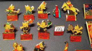 Collezione di 18 spille commemorative Coca Cola BCN92