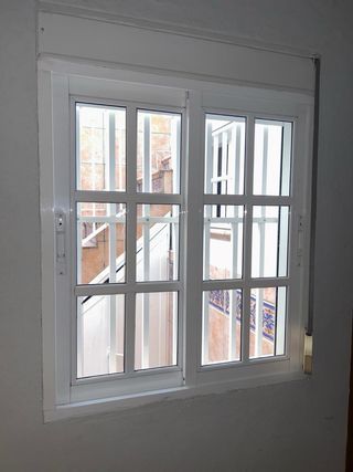Ventana aluminio doble hoja con reja. 90x115 cm