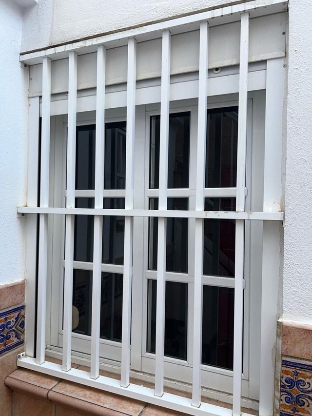 Ventana aluminio doble hoja con reja. 90x115 cm