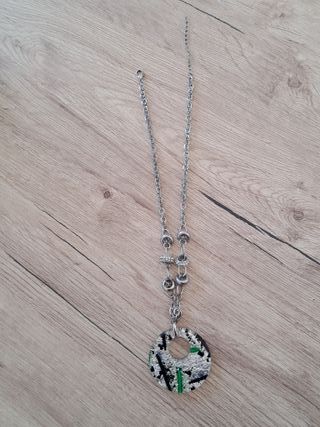 Collar para mujer con detalles negros /verdes
