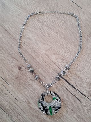 Collar para mujer con detalles negros /verdes
