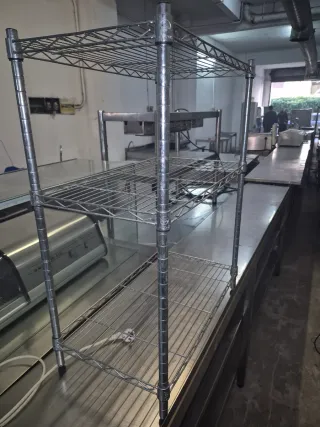 Estantería metálica plateada