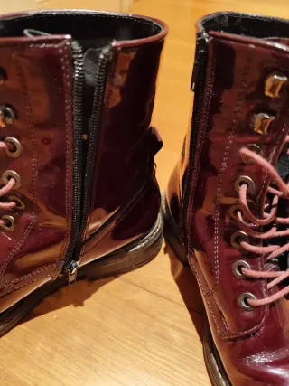 Botas charol burdeos