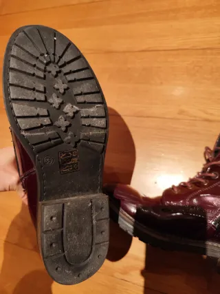 Botas charol burdeos