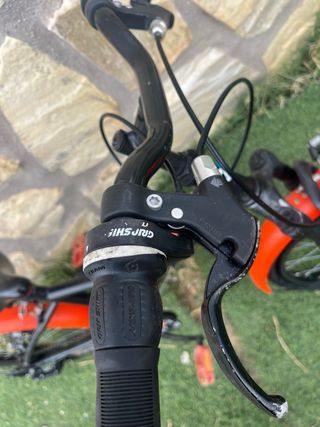 Bicicleta infantil negra y naranja