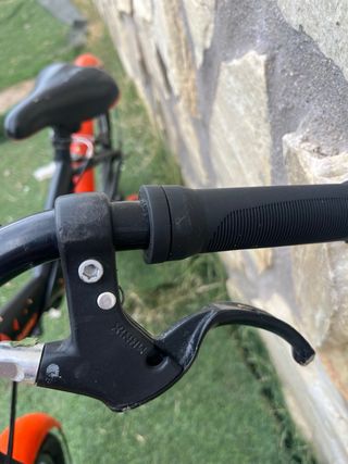 Bicicleta infantil negra y naranja