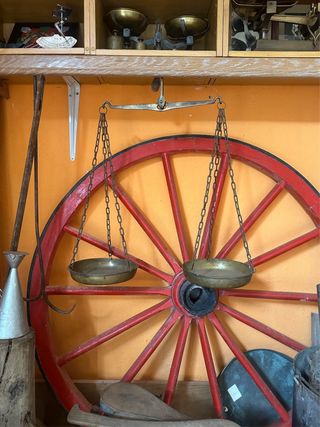 Bilancia a due piatti sospesa