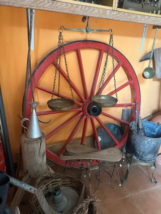 Bilancia a due piatti sospesa